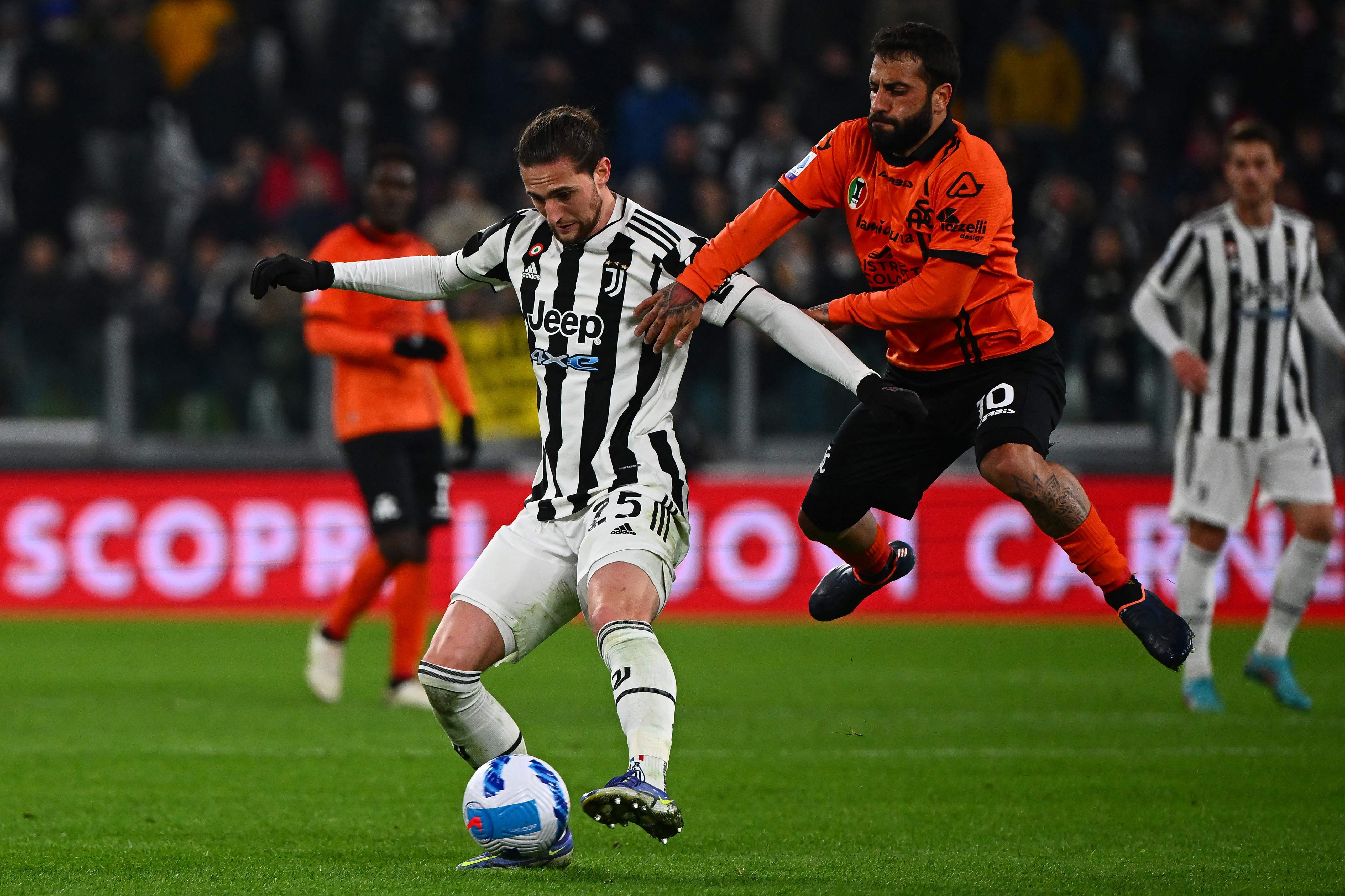 皇家马德里发布备战花絮，转会期临场应变，意大利杯任务艰巨，团队化学反应显著的简单介绍